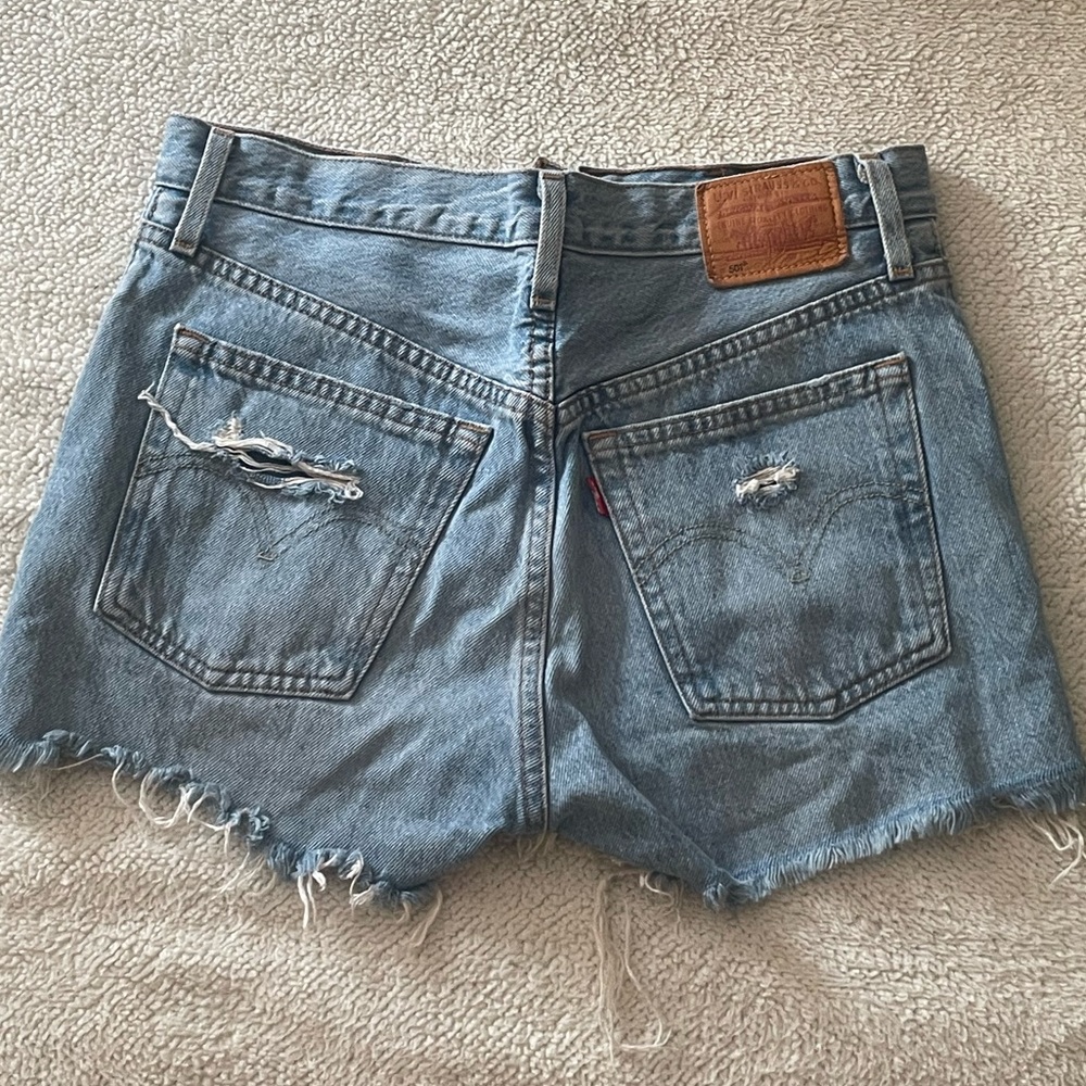 Levi’s - Super ripped lightwash cropped shorts
